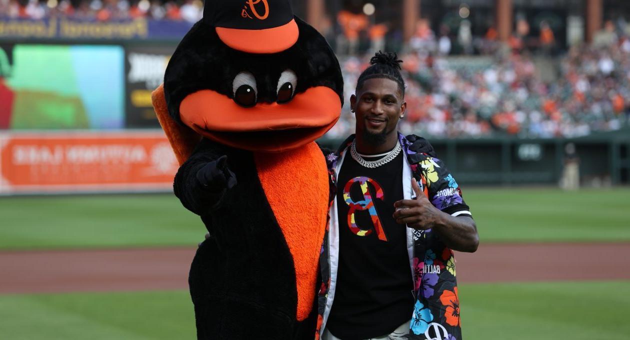 Deonte Harty ’15 Throws out First Pitch